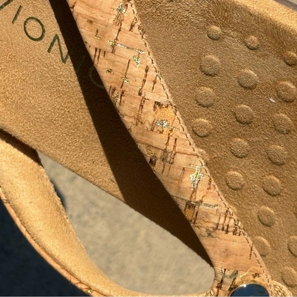 Vionic Mona Cork/Gold Flip Flops sz 9 Versatile
Quality Functional Lightweight - Picture 9 of 13
